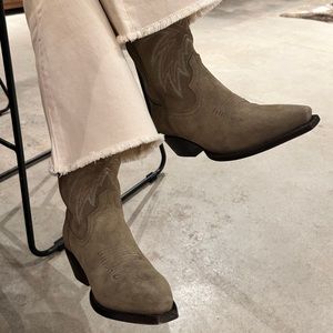 ISO! Tecovas The Sadie Cactus Suede size 8